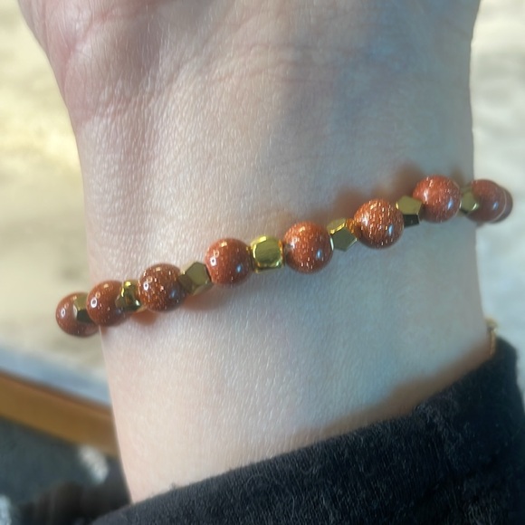 Sunstone & gold hematite bracelet in size 7” - Picture 4 of 5